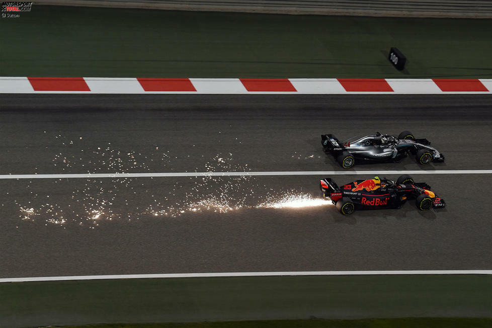Verstappen nutzt das aus und bremst sich neben den amtierenden Weltmeister...