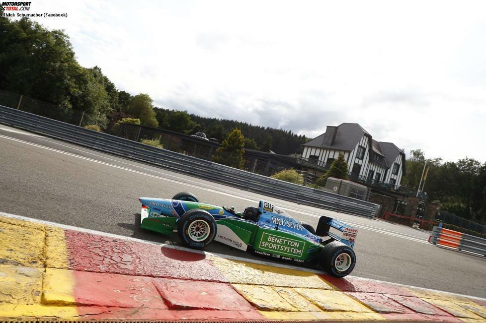 Besser stellt sich Schumacher bei einer Showrunde im Benetton-Renault B194 - dem ersten Weltmeister-Auto seines Vaters - im Rahmen des Belgien-Grand-Prix in Spa-Francorchamps an.