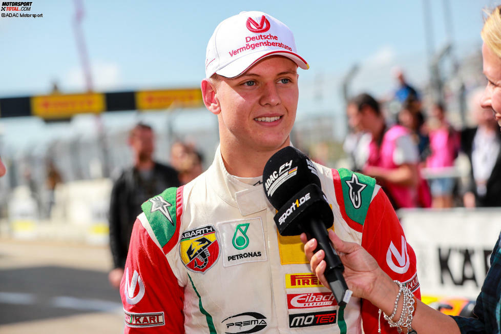 Zudem ist Schumacher in den Medien immer präsenter und unter anderem als Co-Kommentator bei einem DTM-Rennen im Einsatz.