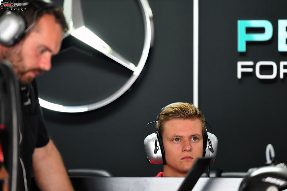 Schumacher pflegt intensive Verbindungen zu Mercedes, obwohl er als Prema-Fahrer lose mit dem Ferrari-Juniorprogramm verbunden ist. 2016 besucht er den Deutschland-Grand-Prix als Gast der Silberpfeile.