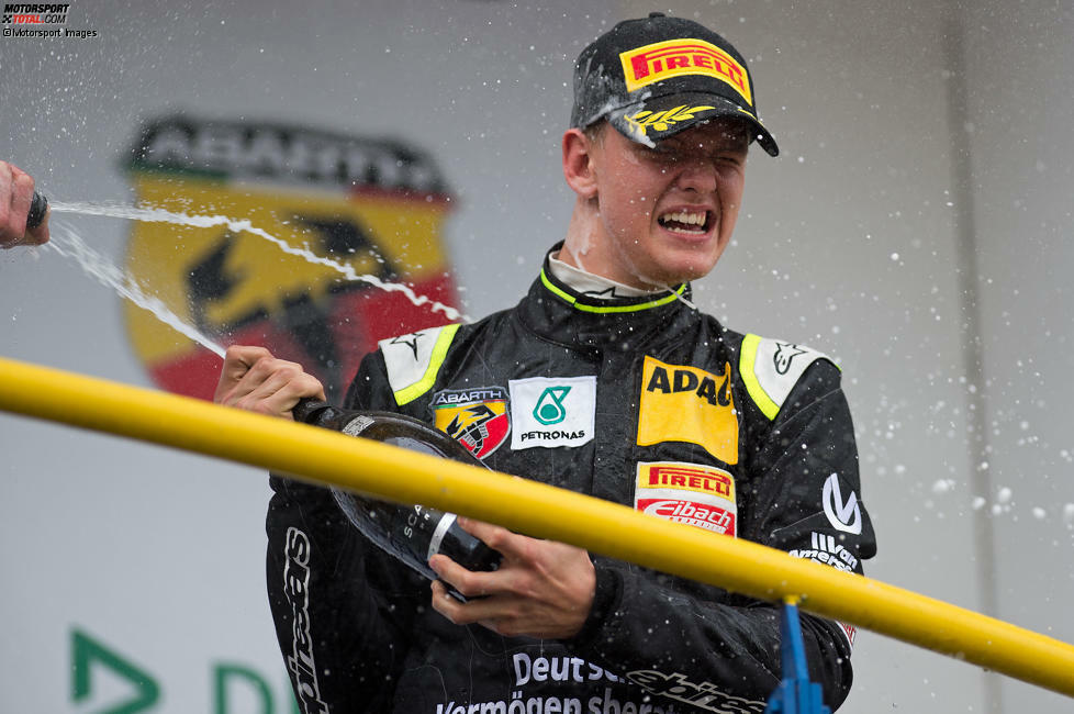 Er tritt für das Van-Amersfoort-Team in der Deutschen Formel 4 an und schließt das Championat als Zehnter der Gesamtwertung ab. Schumacher feiert zudem seinen ersten Rennsieg.