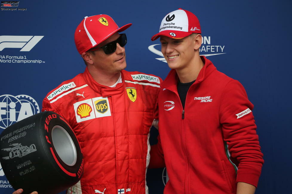 Weiteres Highlight: Nach dem Formel-1-Qualifying in Monza übergibt er den Preis für die Pole-Position an Kimi Räikkönen - einst Rivale seines Vaters.