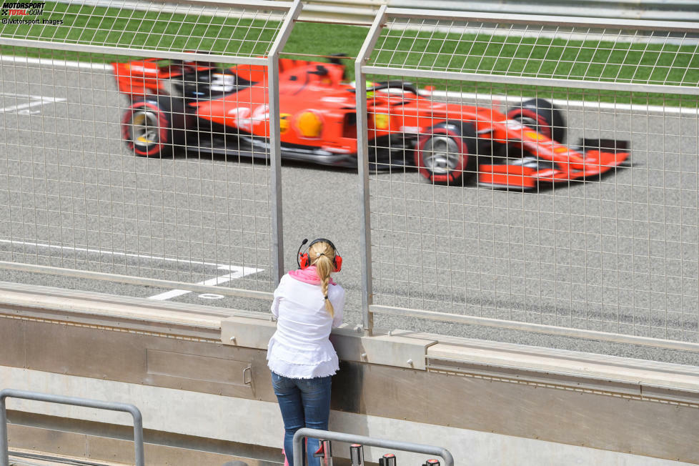 Mutter Corinna verfolgt von der Boxenmauer, wie Schumacher junior im SF90 von Ferrari seine ersten Meter in einem Formel-1-Auto absolviert.