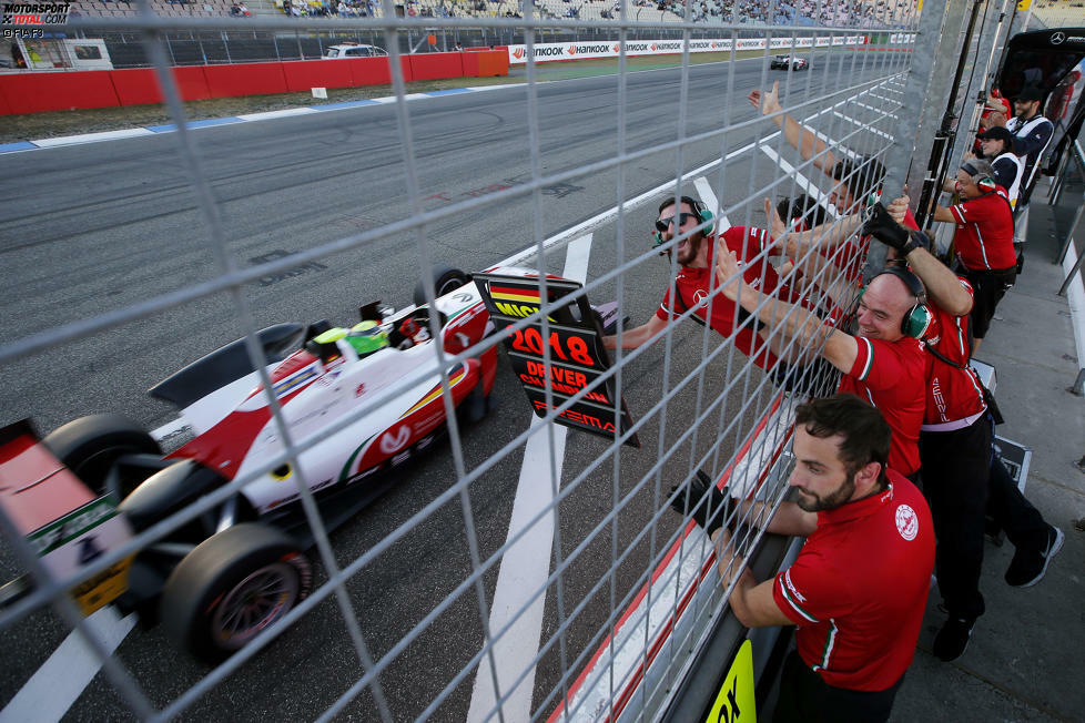 Der entscheidende Moment: Mick Schumacher beendet das vorletzte Saisonrennen in Hockenheim auf P2 und steht damit vorzeitig als Europameister fest!