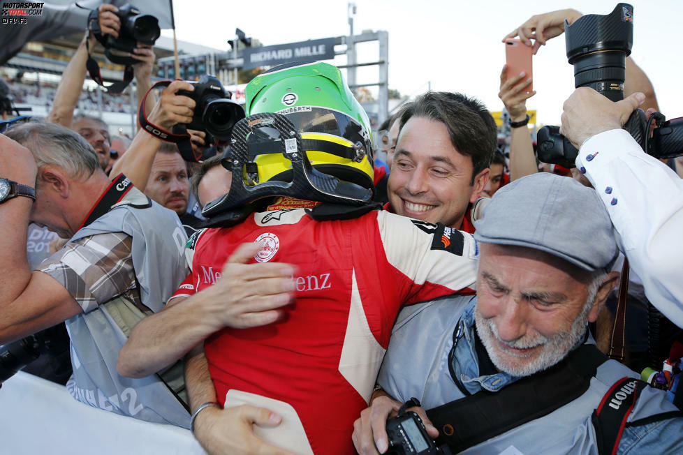 Wie schon an der Boxenmauer, so auch im Parc ferme: Das Prema-Team jubelt mit und für Mick Schumacher!