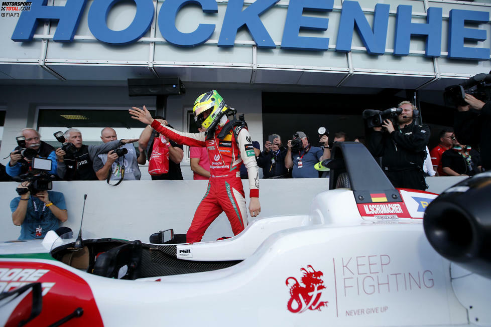 Kaum aus dem Cockpit heraus, beginnt die Siegesfeier für Mick Schumacher in Hockenheim!