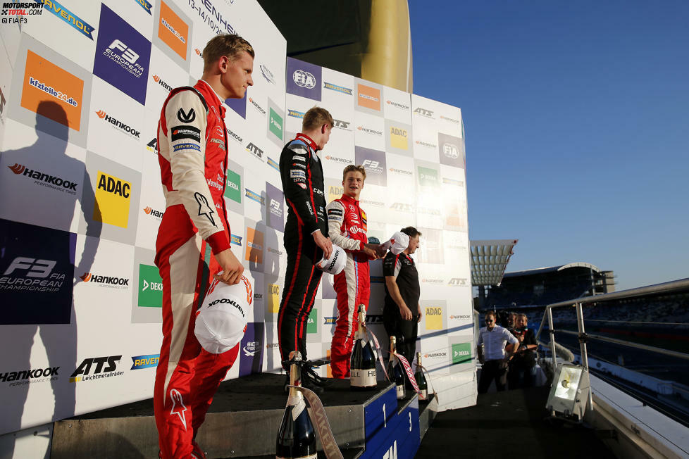 Auf dem Treppchen genießt Mick Schumacher nicht nur die Sonnenstrahlen am Hockenheimring, sondern auch den Applaus der Fans!