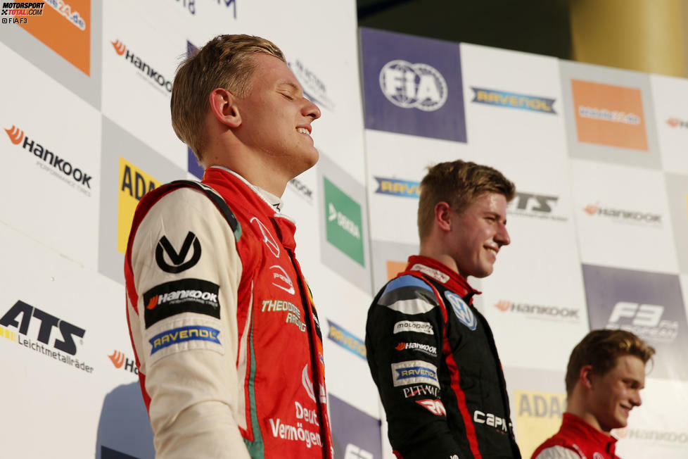 Nur glückliche Mienen auf dem Podium, aber das dickste Grinsen steht Mick Schumacher ins Gesicht geschrieben!