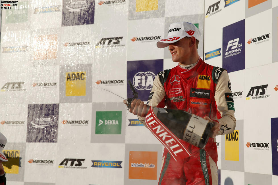 Ausgelassen feiert Mick Schumacher seinen bisher größten Erfolg im Motorsport!