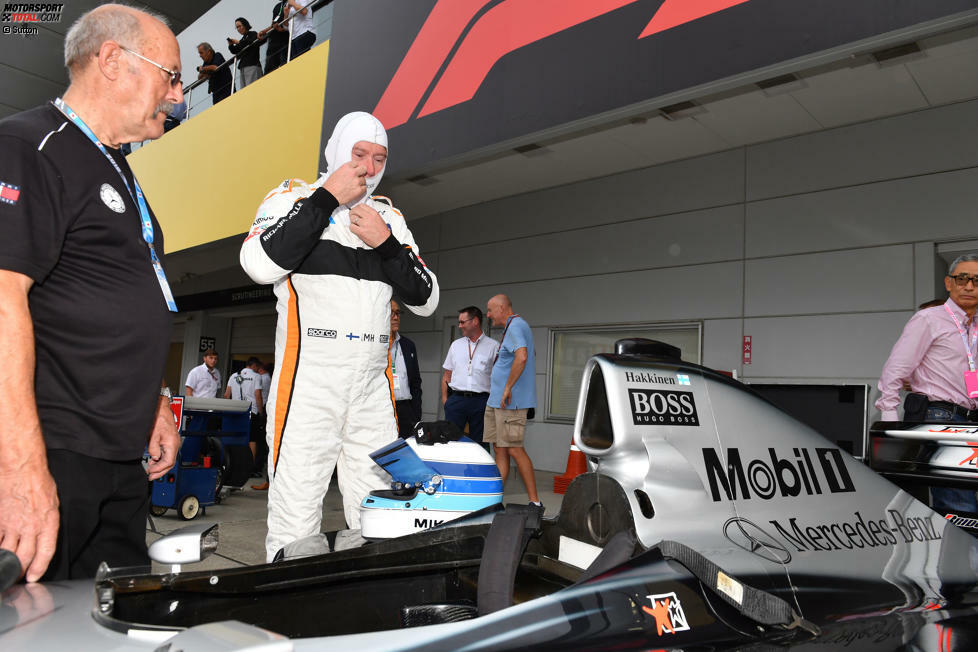 Mika Häkkinen macht sich bereit: Gleich steigt er erstmals seit seinem WM-Titelgewinn 1998 wieder in den McLaren-Mercedes MP4-13 und dreht Runden auf einer Rennstrecke! Hier sind die Bilder dazu!