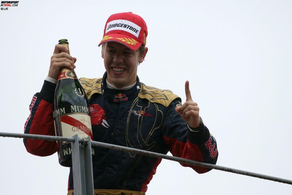 Als Sebastian Vettel über das Wasser ging: 2008 in Monza gelang dem Deutschen im Regen ein Überraschungssieg für Toro Rosso, was ihn zum damals jüngsten Formel-1-Sieger machte. Wir zeigen die Bilder-Höhepunkte von damals inklusive Podium!