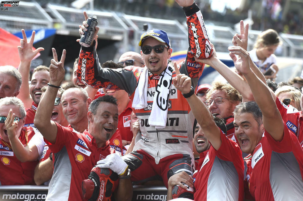 Platz 2: Jorge Lorenzo - Nur zwei Jahre war der Spanier bei Ducati, und trotzdem schlägt sein Abgang - und die Umstände darum - hohe Wellen. Der fünfmalige Weltmeister wechselt zu Honda und wird dort Teamkollege von Marc Marquez. Drei Siege holte er in zwei Jahren in Rot, 2019 wird er durch Danilo Petrucci ersetzt.
