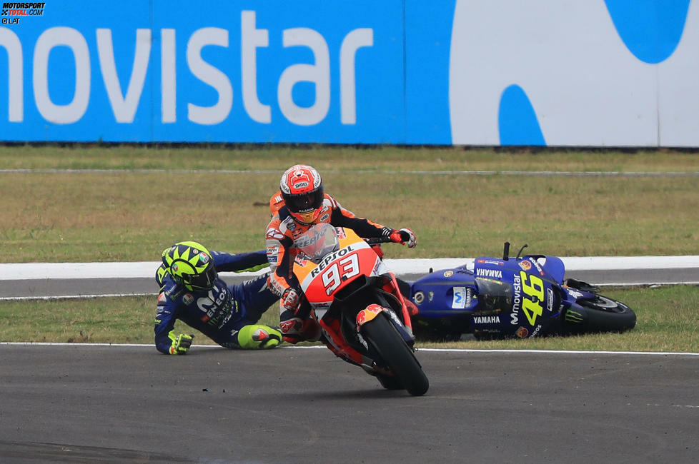 Platz 2: #TermasClash - Das ganze Rennen in Argentinien wird vom Chaos überschattet, doch ein Mann steht an diesem Sonntag völlig neben sich: Marc Marquez. Der Weltmeister pflügt von ganz hinten durchs Feld, mehrfach kommt es zu Kontakt. Gegen Rennende räumt er dann auch noch Valentino Rossi ab - zu viel!