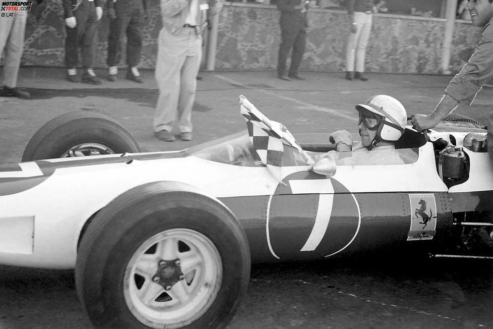 Einer darf natürlich nicht fehlen: John Surtees ist bis heute der einzige Pilot, der sich den Titel in der Motorrad- und der Formel-1-WM sichern kann. Als er 1961 sein Vollzeit-Debüt in der Formel 1 gibt, hat er bereits sieben Motorrad-WM-Titel im Gepäck ...