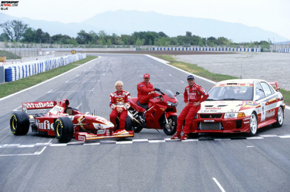 Bereits 1998 wagt sich Mick Doohan in den Formel-1-Williams von Jacques Villeneuve. Ebenfalls mit dabei: Tommi Mäkinen. Bei der großen Aktion tauschen Motorrad-, Formel-1- und Rallye-Weltmeister von 1997 ihre Arbeitsgeräte einmal durch. Am Ende bleibt aber jeder seiner Sportart treu.