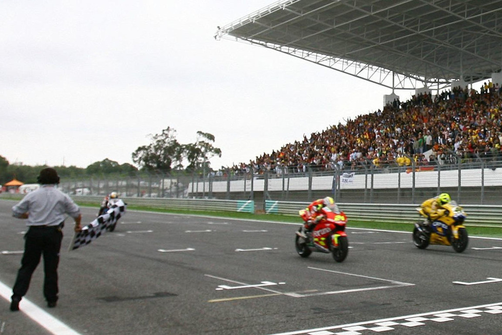 Zur Saison 2002 wurde die 500er-Klasse als Königsklasse der Motorrad-WM abgelöst, aber bei welchen Rennen seitdem war der Abstand zwischen Sieger und Zweitplatziertem am engsten? Hier sind die Top 10 der engsten Zielleinläufe der MotoGP-Ära!