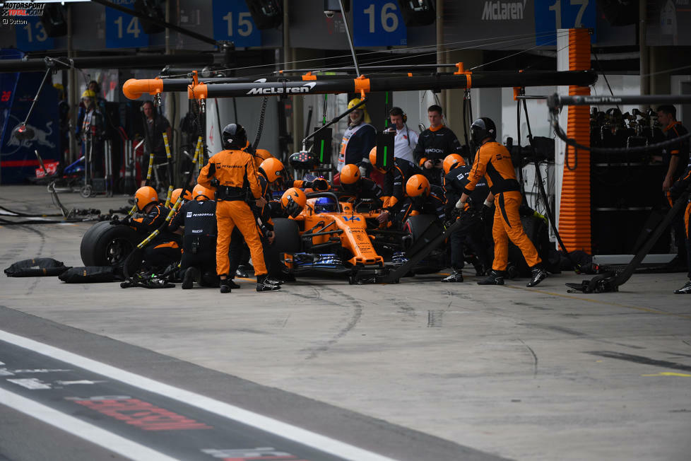 Fernando Alonso (5): Viele bei McLaren sind froh darüber, den Raunzer bald los zu sein. Schon zu Rennmitte schnauzte er seinen Ingenieur an, man möge ihn in Ruhe lassen. Von Vandoorne überholt zu werden, ist auch sportlich kein Ruhmesblatt. Auch wenn er im Qualifying-Duell auf 20:0 gestellt hat.