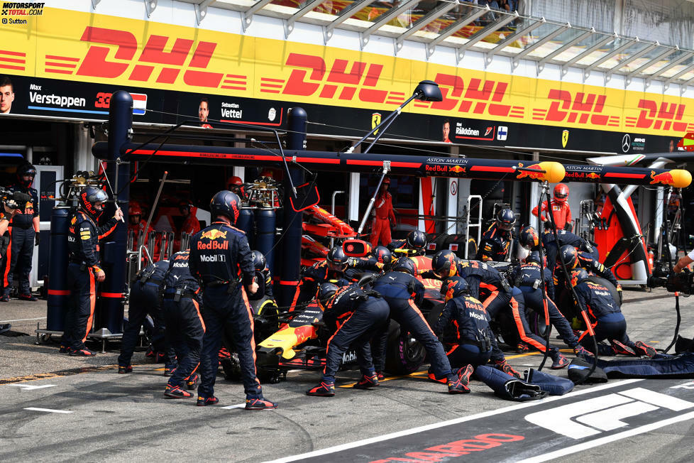 Max Verstappen (2): Bei ihm fehlt der Vergleich mit dem Teamkollegen, um ihn anständig einzuschätzen. Schnell war er auf jeden Fall und hat Räikkönen zu Beginn attackieren können. Dass sein Team mit der Taktik ins Klo greift, hat sein Rennen maßgeblich beeinflusst, doch davon hat er sich nicht aus der Ruhe bringen lassen.