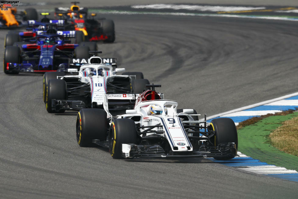 Marcus Ericsson (3): Den Sauber verlässlich in die Punkte zu bekommen, ist eine gute Leistung. Trotzdem war er generell langsamer als Leclerc und schmiss den Wagen im Qualifying ins Kiesbett. Seine gute Fahrt bei regnerischen Bedingungen hat aber die Grundlage für das Top-10-Ergebnis geliefert.