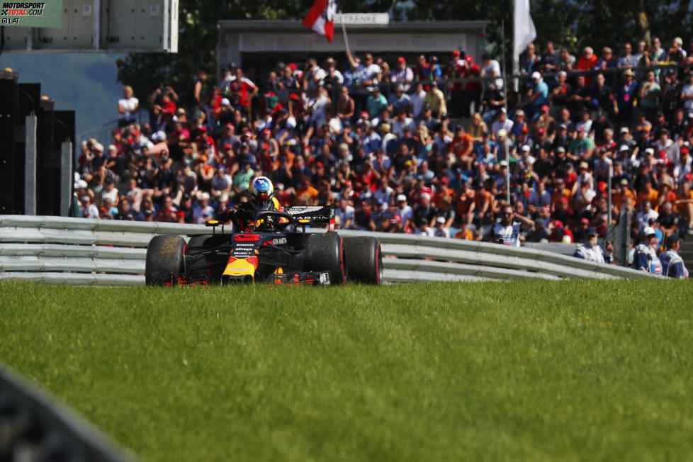 Daniel Ricciardo (3): Er stand klar in Verstappens Schatten. Die Windschatten-Diskussion im Qualifying hätte er sich sparen können. Ricciardo war im Unrecht. Und im Rennen schaffte er es nicht so gut wie sein Teamkollege, die Reifen am Leben zu halten. Mehr als eine 3 kann's dafür nicht geben.