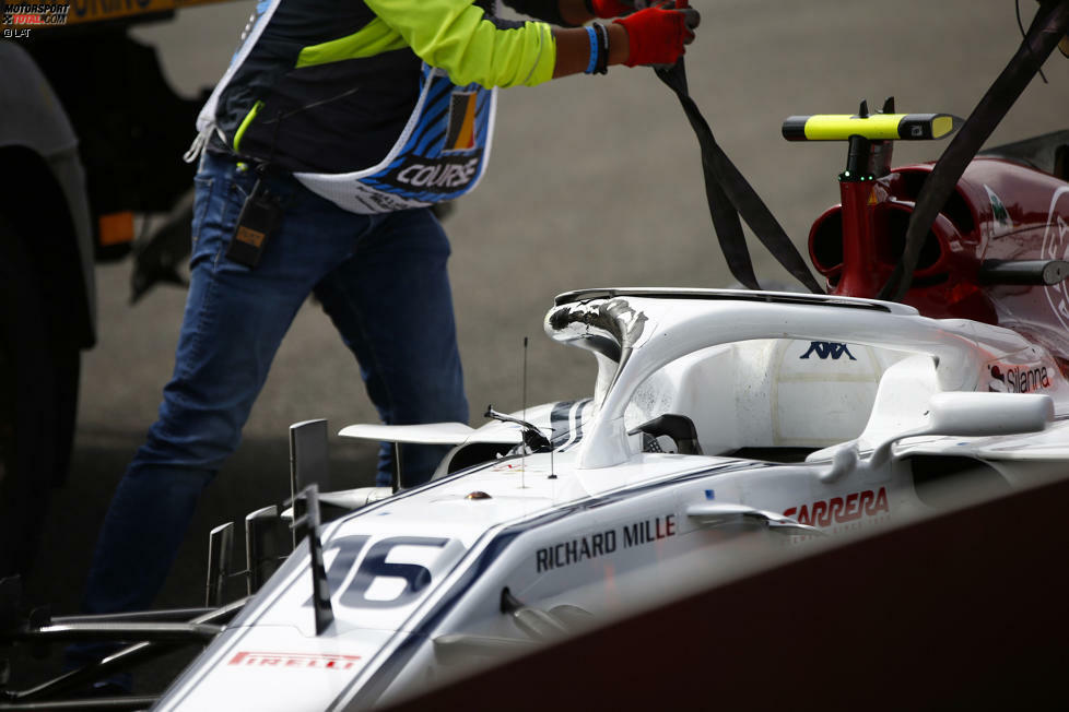 Charles Leclerc (3): Lange haben wir gerungen, ob wir dem Ferrari-Junior eine 3 oder eine 4 geben sollen. Letztendlich entschieden wir uns für die gnädige Variante. Für das frühe Aus kann er nichts. Aber in Q3 hat er das Potenzial des Sauber, das sich in den Sessions davor angedeutet hatte, nicht ausgeschöpft. Jammern auf hohem Niveau.