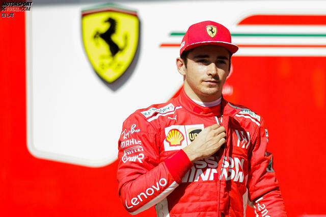 Eines von vielen ungewohnten Outfits bei den Testfahrten in Abu Dhabi, das in der Formel-1-Saison 2019 zur Regel wird: Der frisch gebackene Ferrari-Pilot Charles Leclerc war schon öfters für die Scuderia im Einsatz, darf sich nun aber an seinen neuen Overall gewöhnen ...