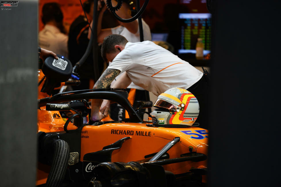 Carlos Sainz lässt sich noch nicht in McLaren-Klamotten blicken, hat dafür aber ein neues Helmdesign - und das ist mausgrau. Passt irgendwie.