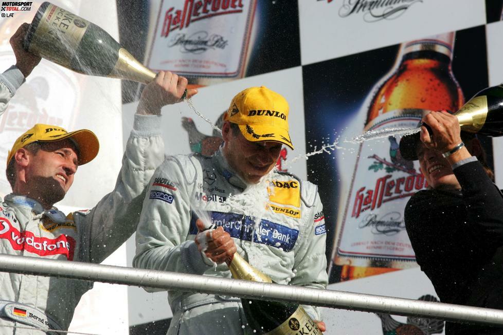 Doch im folgenden Jahr steht Gary Paffett ganz oben: 2005 fährt er fünf Rennsiege ein und lässt sich am Saisonende von Bernd Schneider als neuer DTM-Champion feiern.
