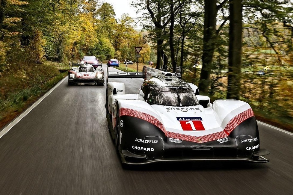Der Porsche 919 Hybrid hat seiner letzte Fahrt absolviert: Mark Webber steuerte die Evo-Version über öffentliche Straßen ins Porsche-Museum in Zuffenhausen