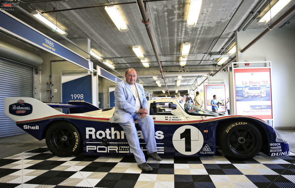 Die deutsche Porsche-Legende Jochen Mass blickt sich bei der Rennsport Reunion in Laguna Seca ungläubig um. 
