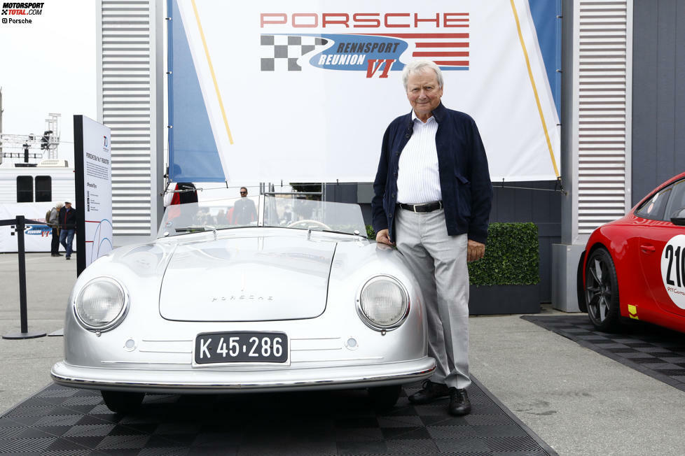 In Laguna Seca unternimmt Wolfgang Porsche eine Ausfahrt im 356 No. 1 - dem ersten zugelassenen Fahrzeug des Sportwagenherstellers aus dem Jahr 1948. 