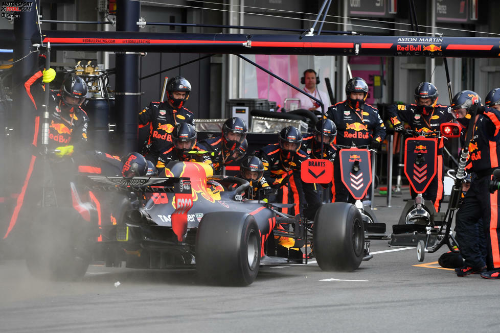 Nach dem Scharmützel zwischen Max Verstappen und Daniel Ricciardo in Baku riecht es nach Stunk bei Red Bull: alle Bilder des Vorgeplänkels, des Crashs und des Nachspiels!