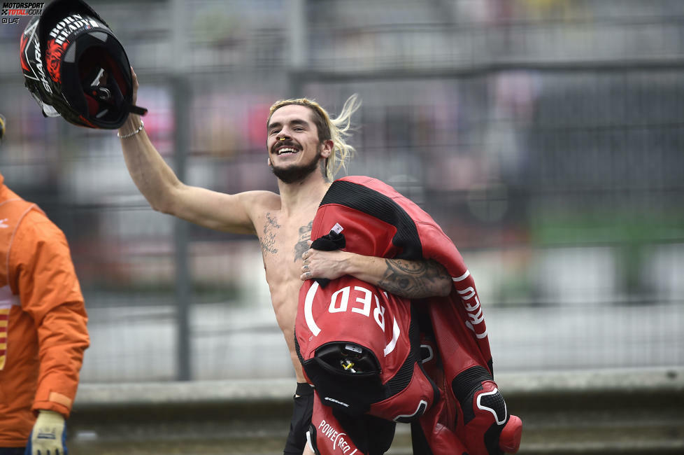 In der Auslaufrunde bleibt der Brite vor einer Tribüne stehen und legt einen Striptease aus seiner Lederkombi hin!