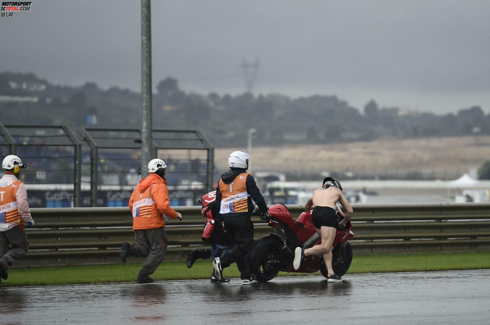 Nach seinem Striptease bringt Redding den Motor seiner Aprilia wieder in Gang...