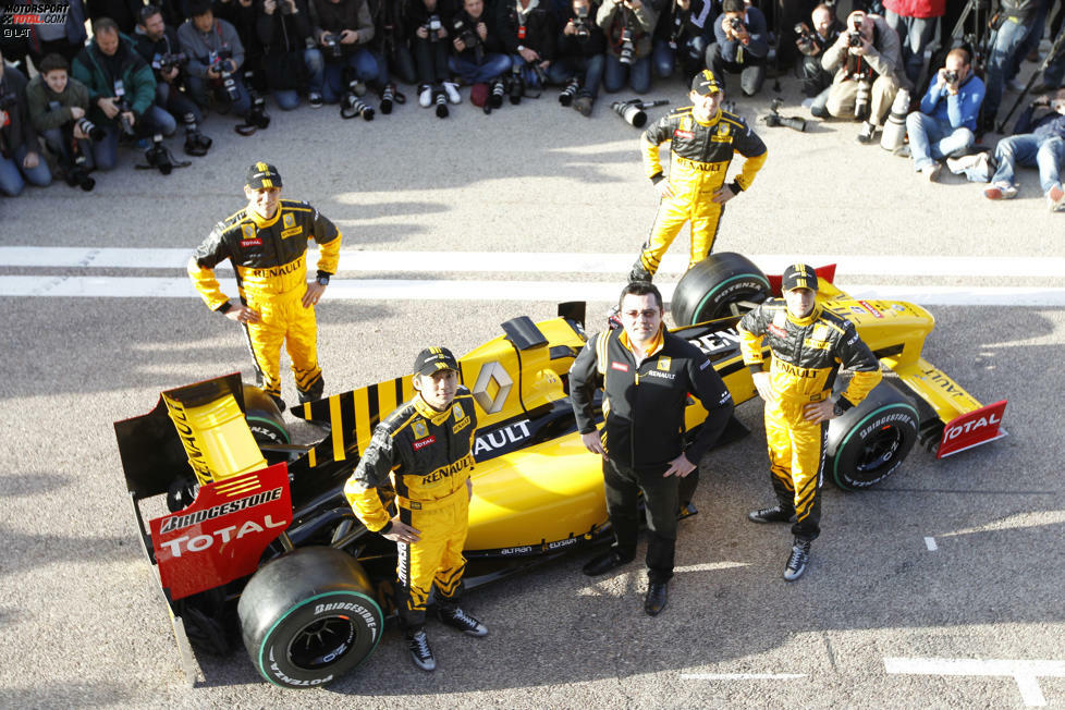 2010: Die vorerst letzte Renault-Präsentation im spanischen Valencia - obwohl sich der französische Autobauer  längst aus dem Werksprogramm verabschiedet und alles an den Skype-Millionär Gerard Lopez verkauft hatte. Neu waren Teamchef Eric Boullier sowie das Pilotenduo aus Robert Kubica und Witali Petrow.