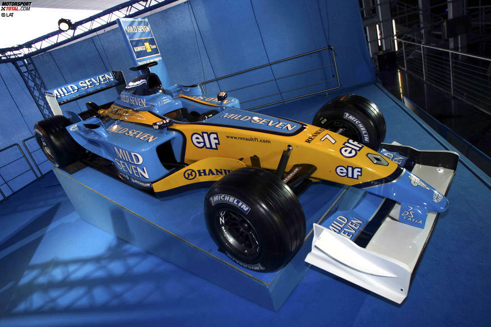 2003: Im Jahr darauf ging es für ein Launchevent in die Schweiz, genauer gesagt nach Luzern. Vor der Linse der Fotografen landete das Auto mit dem Namen R203, mit dem die Franzosen dank Fernando Alonso ihr erstes Formel-1-Rennen nach dem Comeback gewannen.