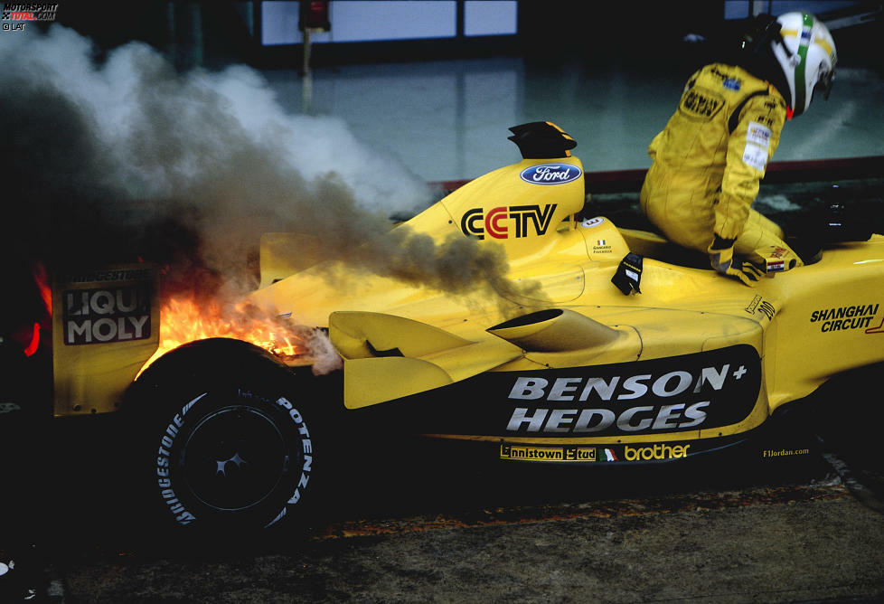 Platz 8: Giancarlo Fisichella (110 Rennen) - Der Italiener ist der erste Pilot in unserer Rangliste, der die Marke von 100 Rennen knackt. 109-mal geht er ab 1996 erfolglos für Minardi, Jordan und Benetton an den Start. Erst im 110. Anlauf klappt es endlich mit dem ganz großen Pokal - und das unter kuriosen Umständen ...