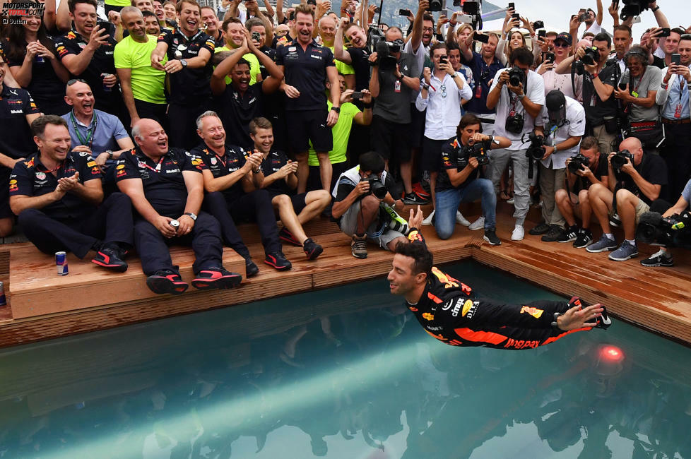 Es ist schon Tradition so: Gewinnst du als Red-Bull-Fahrer in Monaco, musst du in den Swimmingpool der Energy-Station! Daniel Ricciardo springt ...