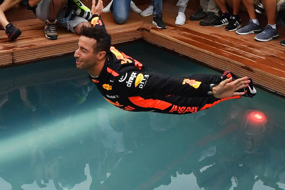 Es ist bei Red Bull schon Tradition, dass jeder Monaco-Sieger im Swimmingpool der Energy-Station endet ...