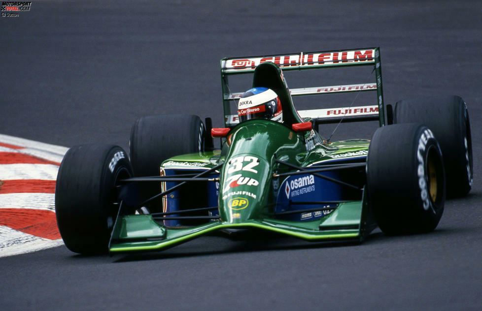 GP Belgien 1991 in Spa-Francorchamps: Der junge Deutsche Michael Schumacher bestreitet erstmals ein Formel-1-Rennen. Er fährt für das Team von Eddie Jordan im Jordan 191 und damit sensationell auf Startplatz 7! Im Rennen aber ereilt Schumacher schon in Runde 1 ein Kupplungsschaden. Doch die Bilder von damals bleiben: Hier sind sie!