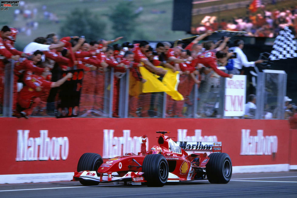 Siege in einer Saison (13): Diese Bestmarke teilt sich Schumacher mit Vettel. Der Rekordchampion legte 2004 vor, Vettel zog 2013 gleich - allerdings bei einem Saisonrennen mehr. Die bessere Siegquote hat also 