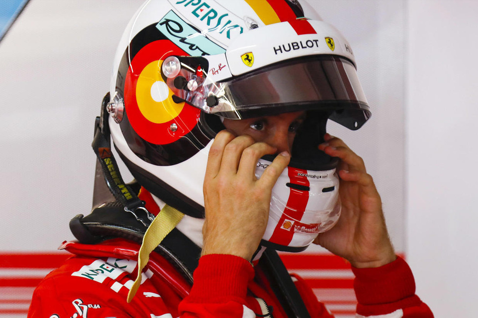 So zieht Vettel den Helmjoker: Künstler Christoph Niemann entwarf für sein Heimspiel ein besonderes Design