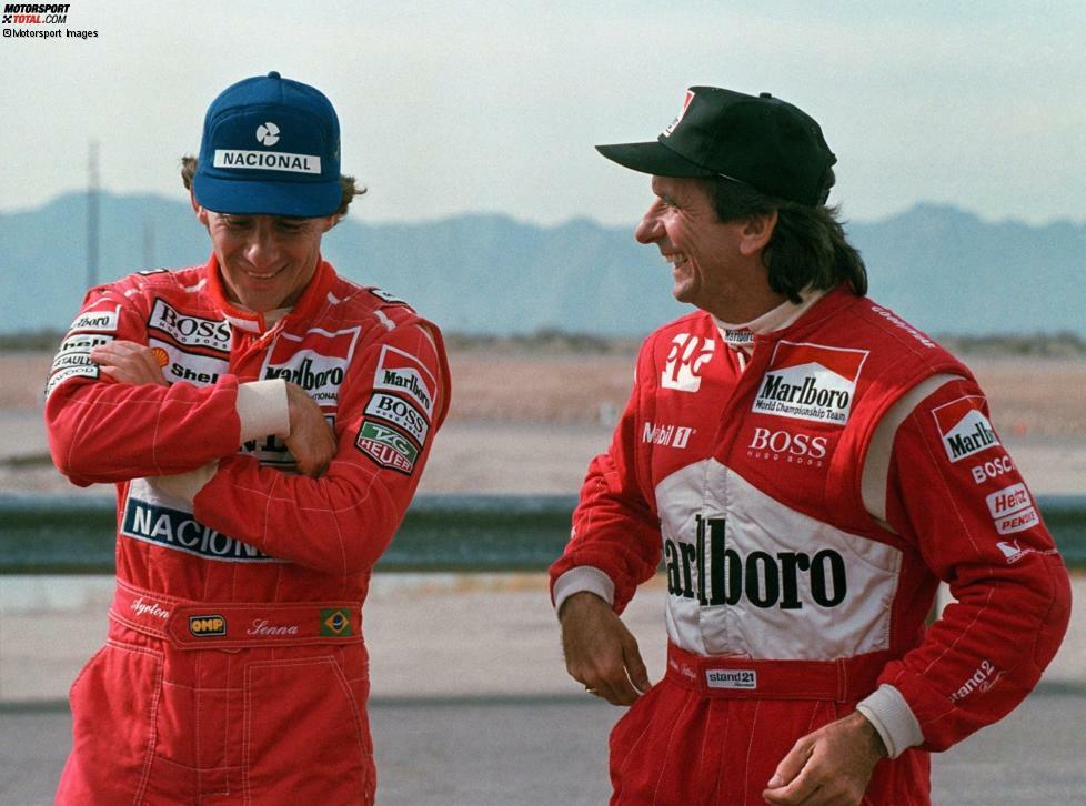 Vor der Probefahrt scherzt Senna mit seinem brasilianischen Landsmann Emerson Fittipaldi, der als Penske-Stammfahrer den Test im US-Bundesstaat Arizona eingefädelt hat.