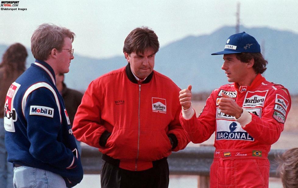 Senna fachsimpelt anschließend noch mit Paul Tracy (links im Bild) und Ingenieur Beresford, steigt aber nicht erneut ins Cockpit.