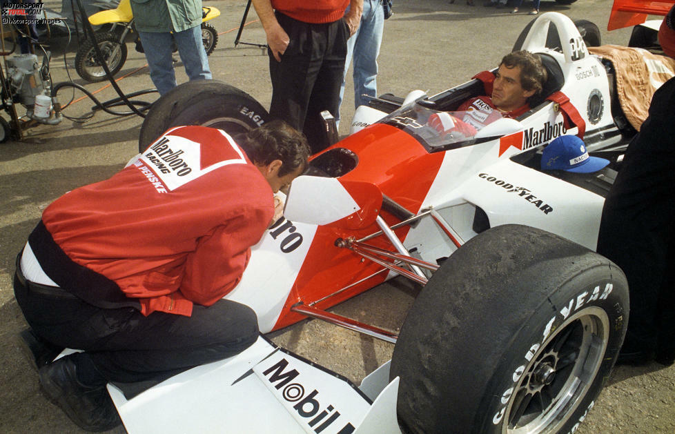 Zwischendurch kommt Senna in die Box, um sich mit den Ingenieuren und Technikern auszutauschen ...