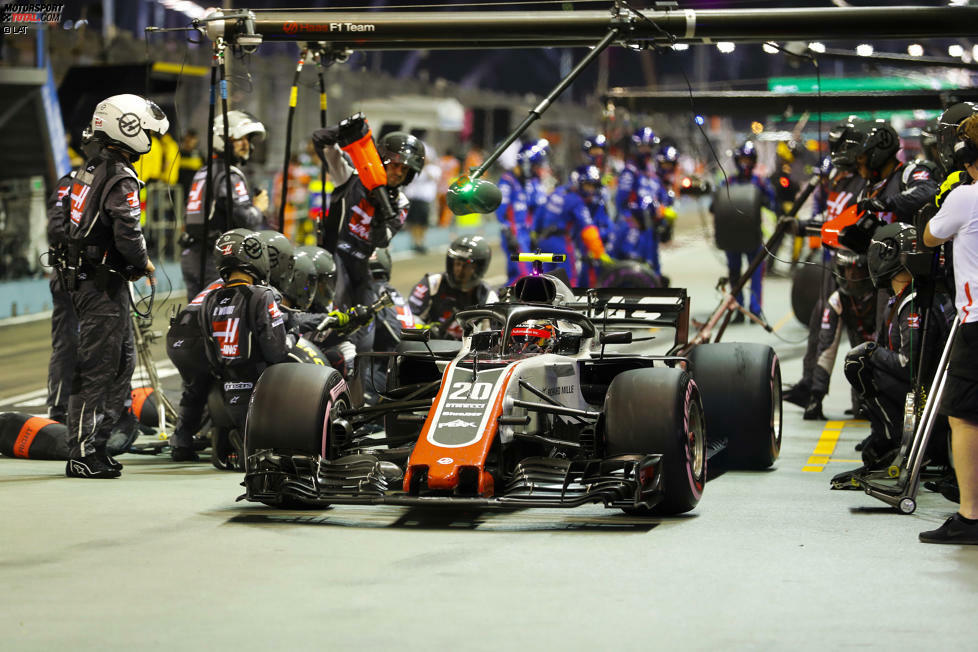 Kevin Magnussen (5): Mit Hypersofts sorgte er am Rennende für Furore, aber die schnellste Runde war nicht mehr als Kosmetik. Dass er gegen Grosjean dermaßen hinterherhinkte, konnte sich Magnussen in Singapur selbst nicht erklären. Das darf ihm nicht zu oft passieren, wenn er weiter Formel 1 fahren will.