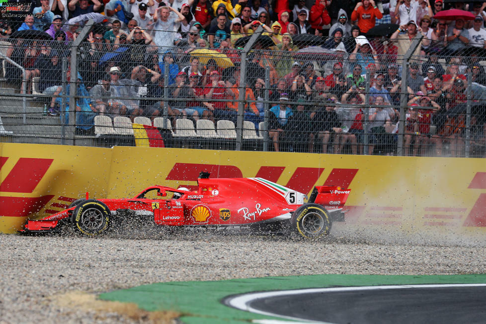 10: Es war sicher keiner der spektakulärsten Crashes, aber vielleicht der wichtigste: Sebastian Vettel verschätzt sich auf nasser Strecke in der Sachs-Kurve in Hockenheim. 