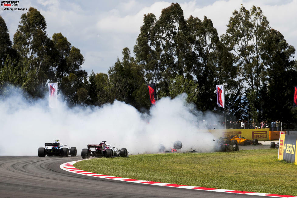 7: Romain Grosjean dreht sich am Start in Barcelona. Kann passieren. Dass er aber Gas gegeben hat und auf die Strecke zurückgefahren ist, nimmt ihm Nico Hülkenberg übel: 