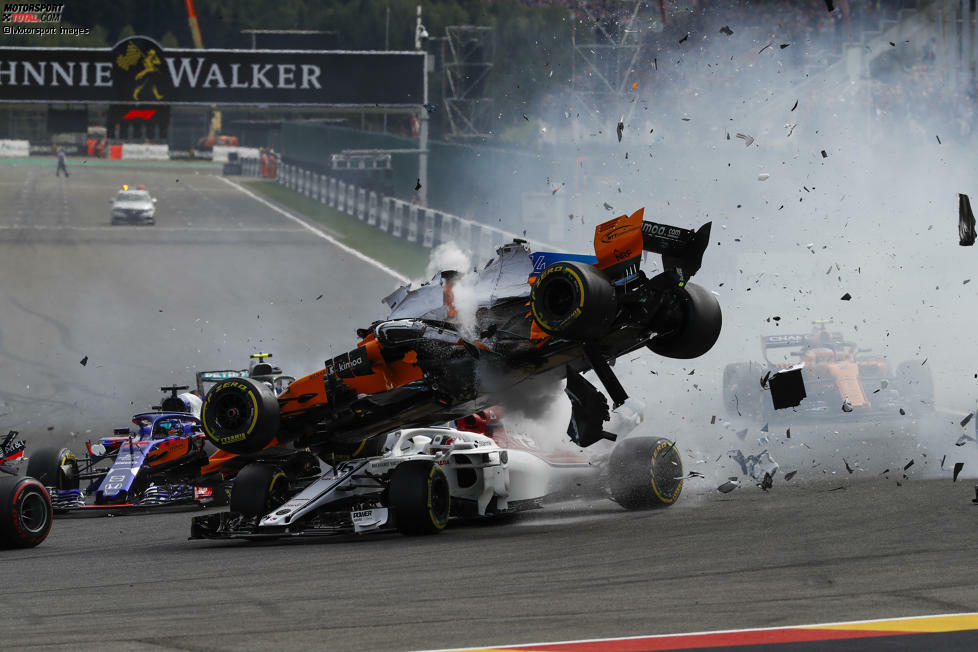 2: Das war knapp: Beim Startcrash in Spa rasiert Fernando Alonso dem Sauber-Fahrer Charles Leclerc beinahe den Kopf ab. Wie Halo in der Situation geholfen hat, belegt später eine 3D-Animation. Spätestens jetzt findet kaum noch einer, dass Halo wieder abgeschafft werden sollte.