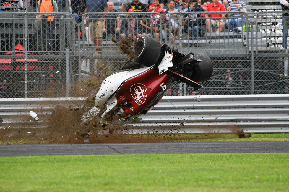 1: An der gleichen Stelle, an der sein Vorbild Ronnie Peterson vor 40 Jahren gestorben ist, verunfallt im Freien Training Marcus Ericsson schwer. Nach Silverstone ist es bereits die zweite DRS-Fehlfunktion, die beim Schweden zu einem Unfall führt. Für uns ganz klar der spektakulärste der zehn spektakulärsten Crashes 2018!